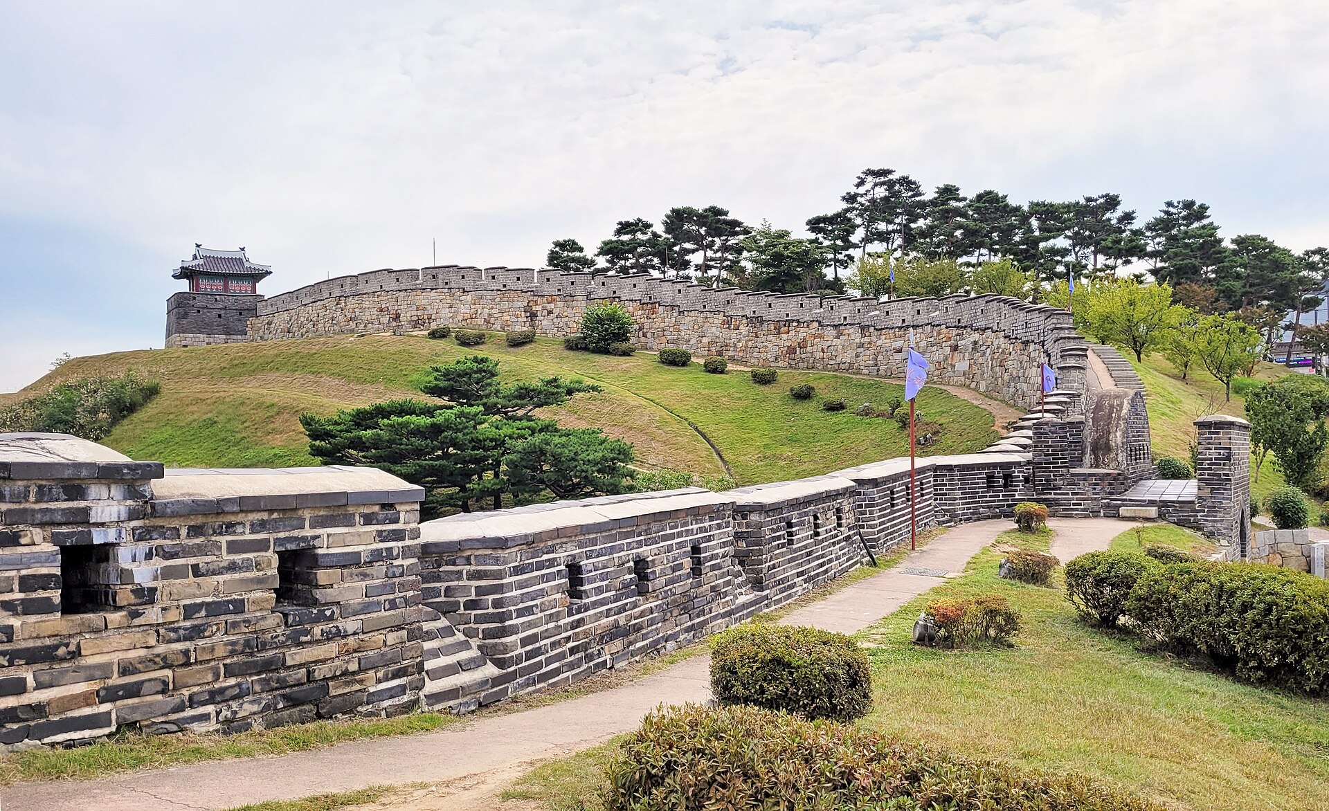 수원 화성 성곽과 성곽길의 실제 모습